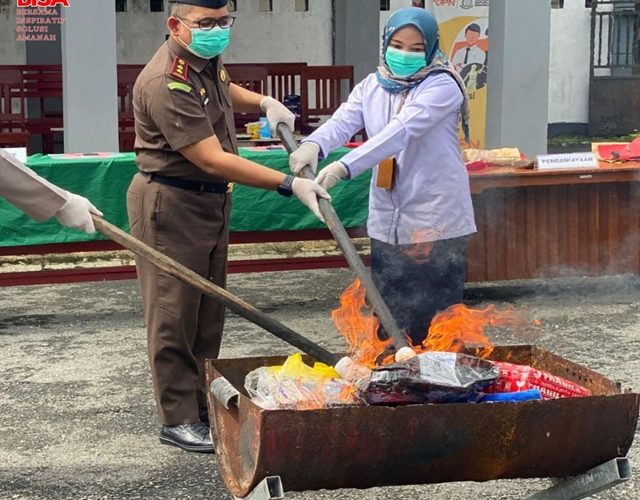 PEMUSNAHAN BARANG BUKTI PADA KEJARI MALTENG 28072025 5 640x500