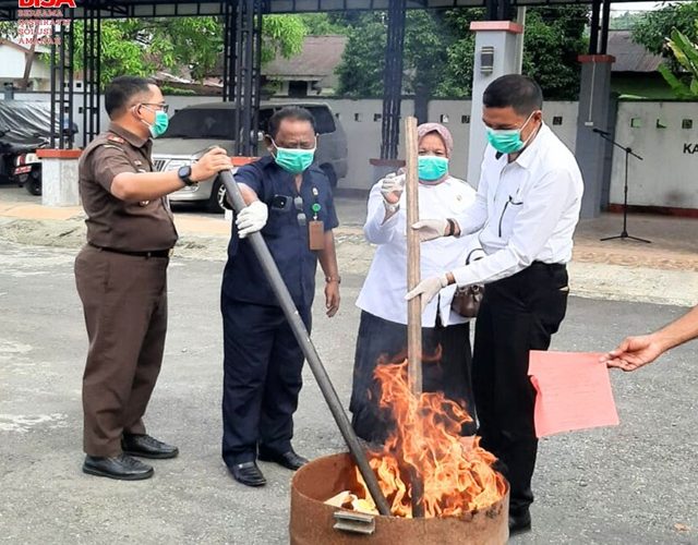 PEMUSNAHAN BARANG BUKTI DI KEJARI MALTENG 19112025 6 640x500